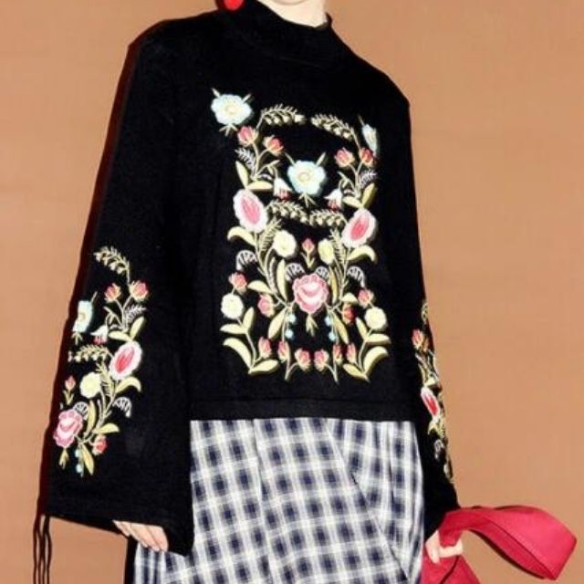 Embroidered Flowers Sweater - Alina