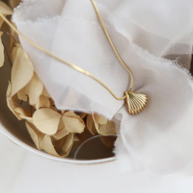 Golden Scallop Flower Necklace - Lilac-The Livary