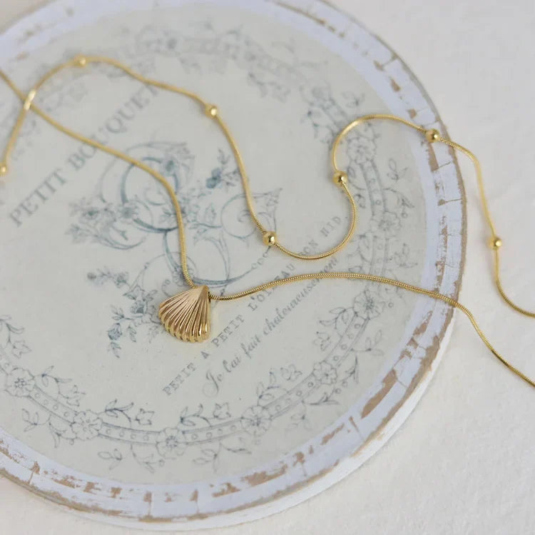 Golden Scallop Flower Necklace - Lilac-The Livary
