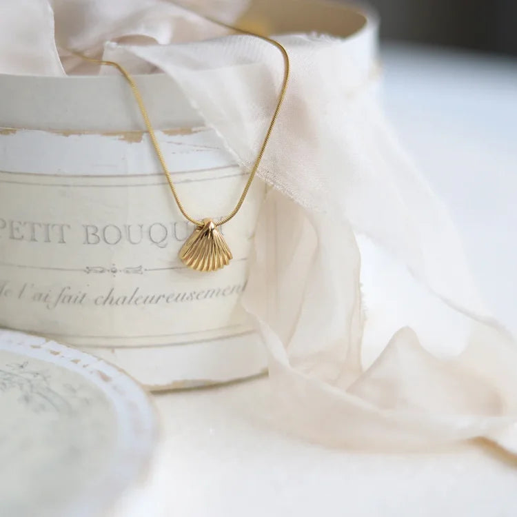 Golden Scallop Flower Necklace - Lilac-The Livary