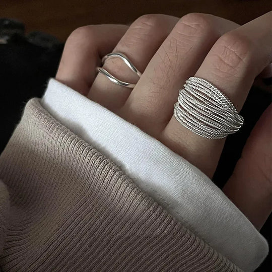 Adjustable Silver Ring with Vintage Detail – Seléna-Style A-The Livary