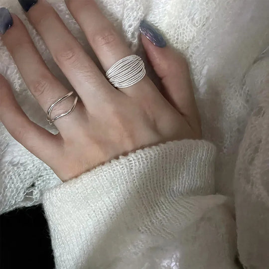 Adjustable Silver Ring with Vintage Detail – Seléna-Style A-The Livary
