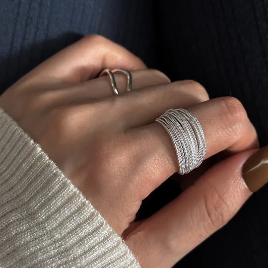 Adjustable Silver Ring with Vintage Detail – Seléna-Style A-The Livary