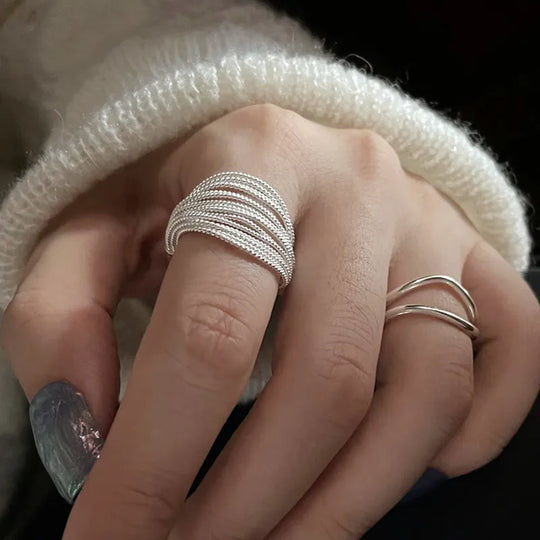 Adjustable Silver Ring with Vintage Detail – Seléna-Style A-The Livary
