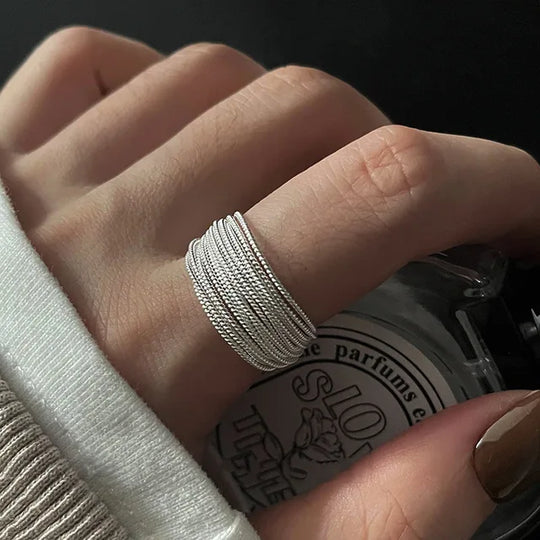 Adjustable Silver Ring with Vintage Detail – Seléna-Style A-The Livary