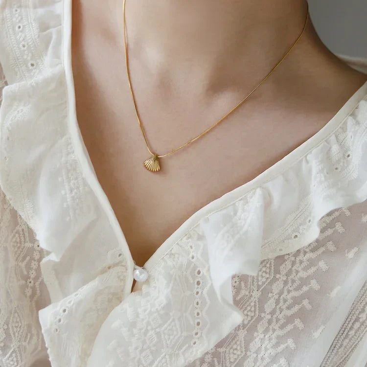 Golden Scallop Flower Necklace - Lilac-The Livary