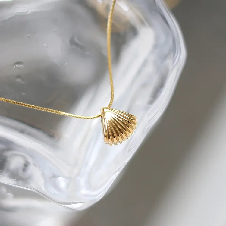 Golden Scallop Flower Necklace - Lilac-The Livary