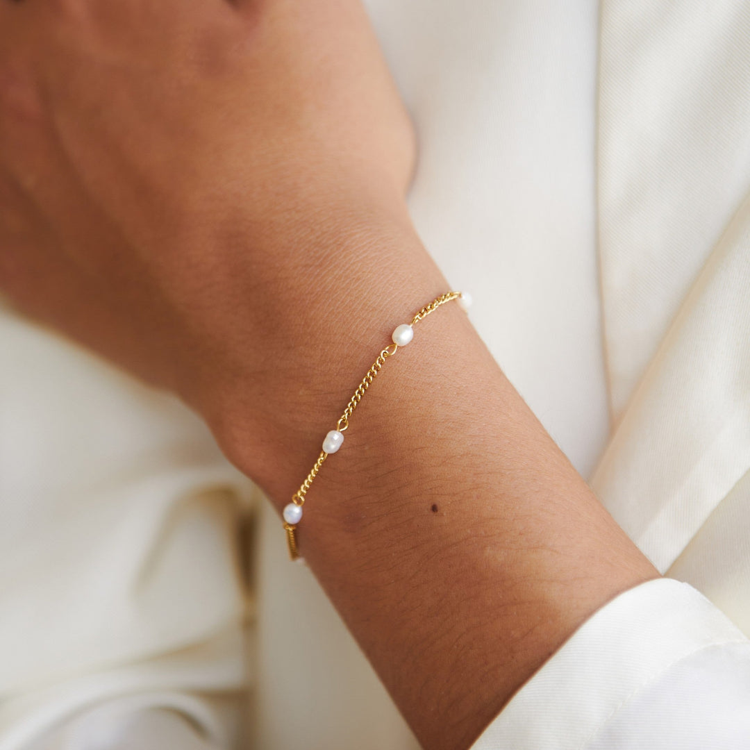 Bracelet with Freshwater Pearls - Amara-Gold-The Livary