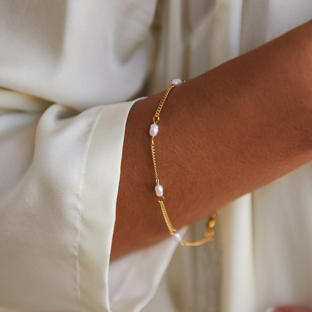 Bracelet with Freshwater Pearls - Amara-Gold-The Livary
