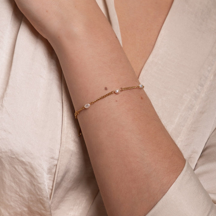 Bracelet with Freshwater Pearls - Amara-Gold-The Livary
