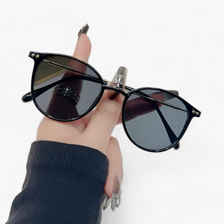Luxurious women's sunglasses with a round frame – Liora-Black-The Livary