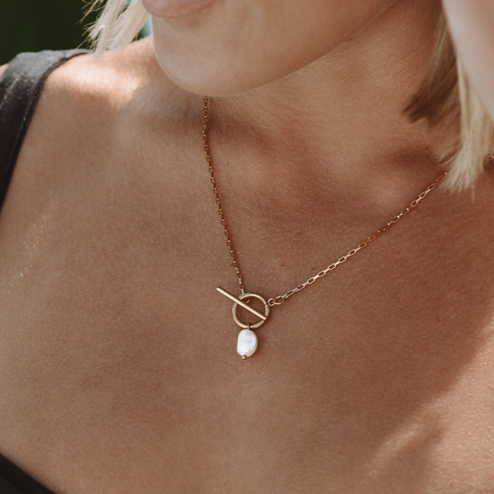 Pearl Necklace with Clasp - Lucía-The Livary